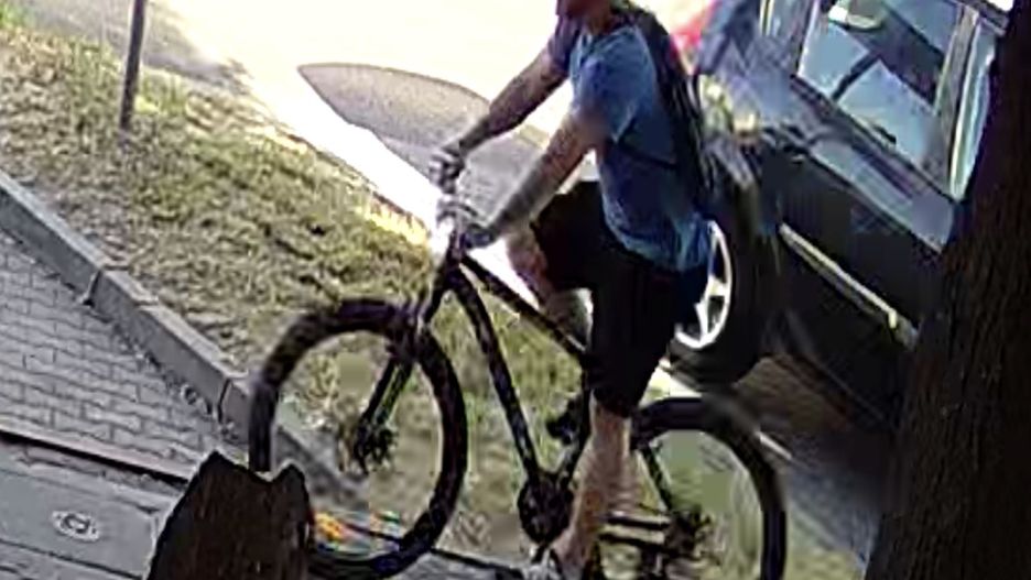 Mężczyzna, którego zarejestrowały kamery monitoringu 