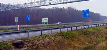 Znak D-51a do zmiany? Kierowcy jadą zbyt wolno