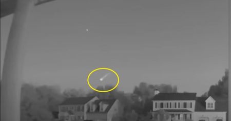 Wyszli wieczorem na werandę. Nagrali przelatujący meteor [WIDEO]