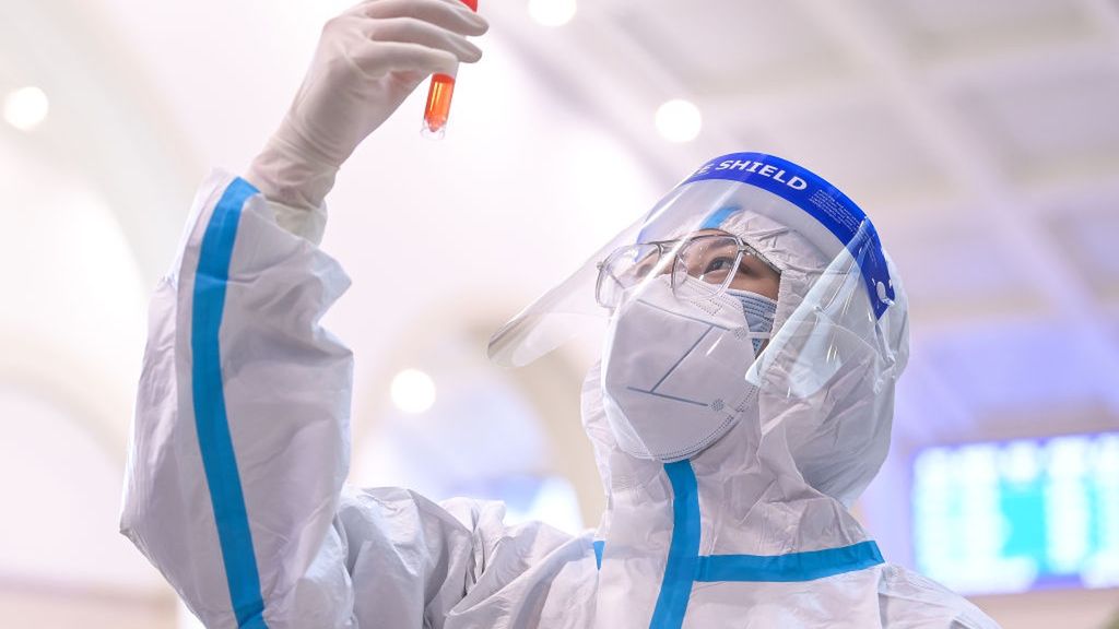 Nowy wariant koronawirusa, czyli delta-omicron. Naukowcy uspokojajaą