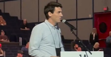 Komik zadrwił z lobbystów broni. Jego wystąpienie na konwencji to hit!
