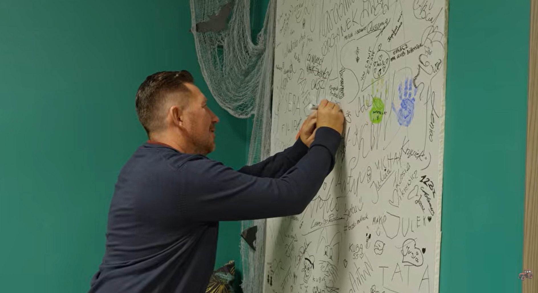 Andrzej z Plutycz dał autograf na tablicy u fryzjera