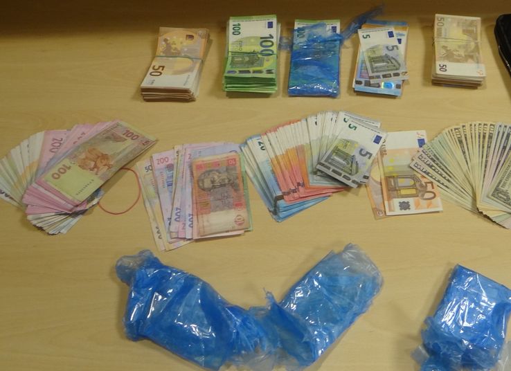 Mężczyzna próbował wwieźć bez zgłoszenia duże ilości euro, dolarów i hrywien