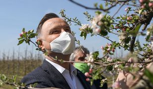 Koronawirus w Polsce. Andrzej Duda nosi maseczkę z ręcznika papierowego. To lepszej nie ma?