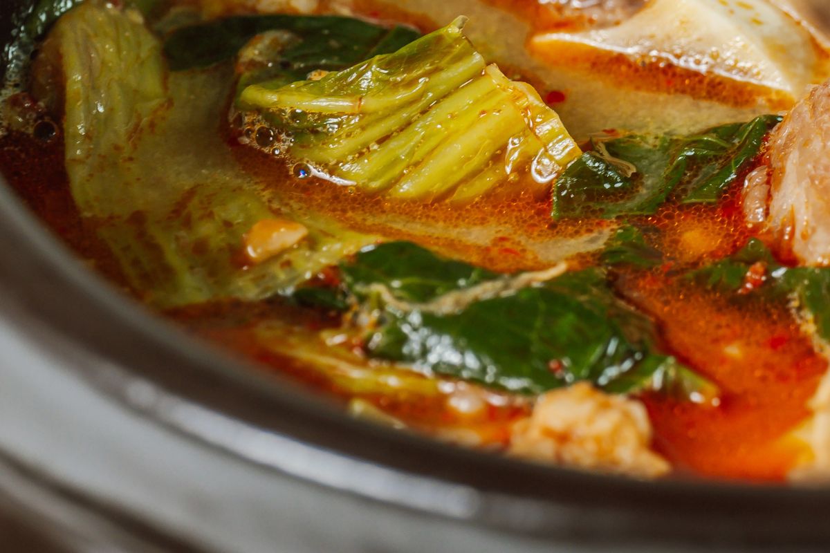 Jest gotowa w 15 minut i ma mnóstwo wartości. Chińską kapustę w pomidorach można wyjadać łyżkami