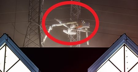To nie fotomontaż. Samolot utknął w liniach wysokiego napięcia