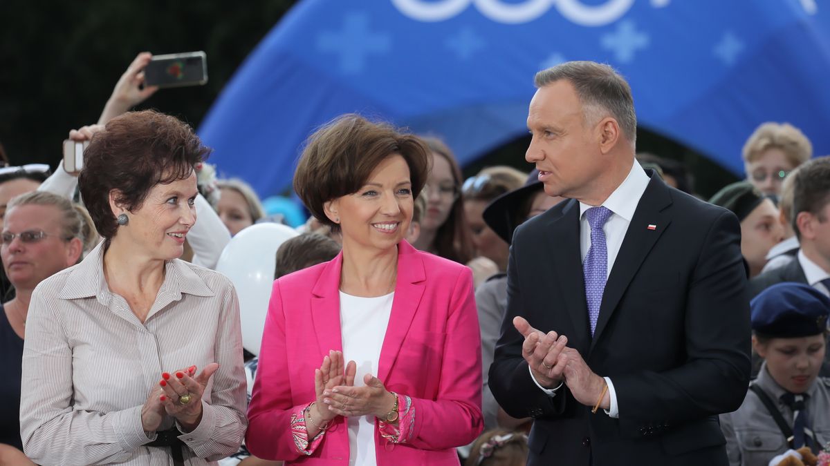Tarczyn, 07.08.2023. Prezydent Andrzej Duda (P), burmistrz Tarczyna Barbara Galicz (L) oraz minister rodziny i polityki społecznej Marlena Maląg (C) podczas spotkania z rodzinami w Tarczynie, 7 bm. Podczas wydarzenia prezydent podpisał ustawę o zmianie ustawy o pomocy państwa w wychowywaniu dzieci, czyli nowelizację ustawy podwyższającą świadczenie 500 plus do 800 zł. (amb) PAP/Paweł Supernak
