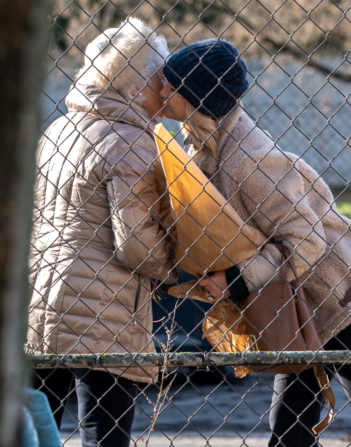 Grażyna Torbicka wręcza mamie kwiaty