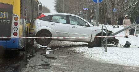 Słupsk: Wypadek na skrzyżowaniu Szczecińska-Małcużyńskiego. Auto osobowe zderzyło się z autobusem