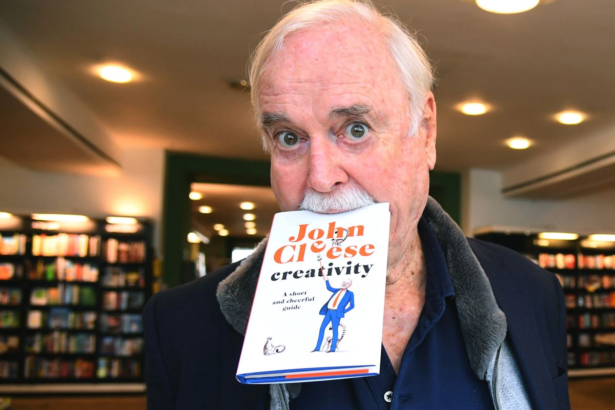 "Kreatywność. Krótki i optymistyczny poradnik" Johna Cleese'ego ukaże się 5 maja