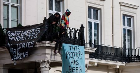 Squattersi zajęli posiadłość oligarchy. Mają wiadomość dla Putina