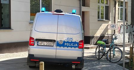 Bił kobietę metalową rurą. Brutalny atak