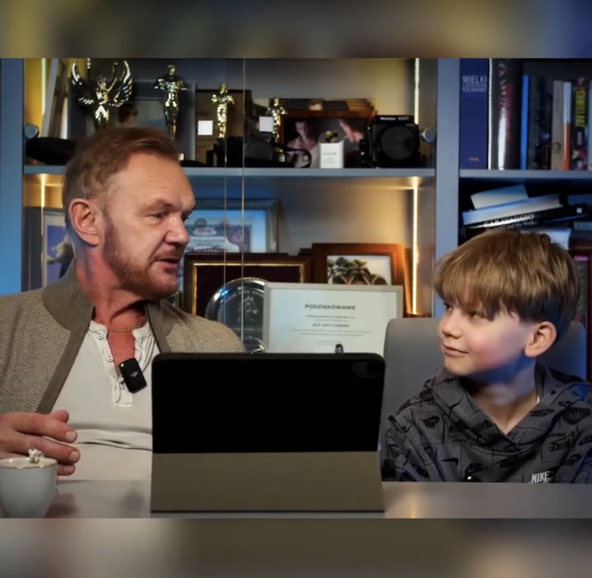 Syn Cezarego Pazury uczy go angielskiego