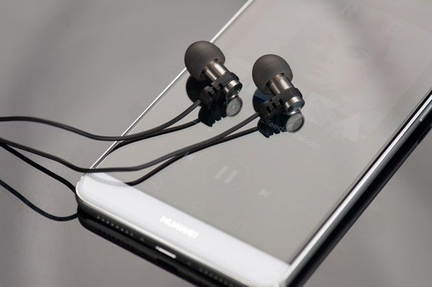 Brainwavz Omega na smartfonie