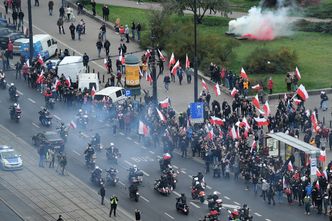 Marsz Niepodległości 2020 wystartował. Część osób idzie pieszo