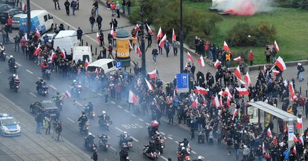 Marsz Niepodległości 2020 wystartował. Część osób idzie pieszo