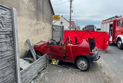Z seicento zrobił kabrioleta. Strażacy musieli ratować 24-latka