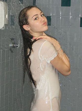 Miley pod prysznicem! (ZDJĘCIA)
