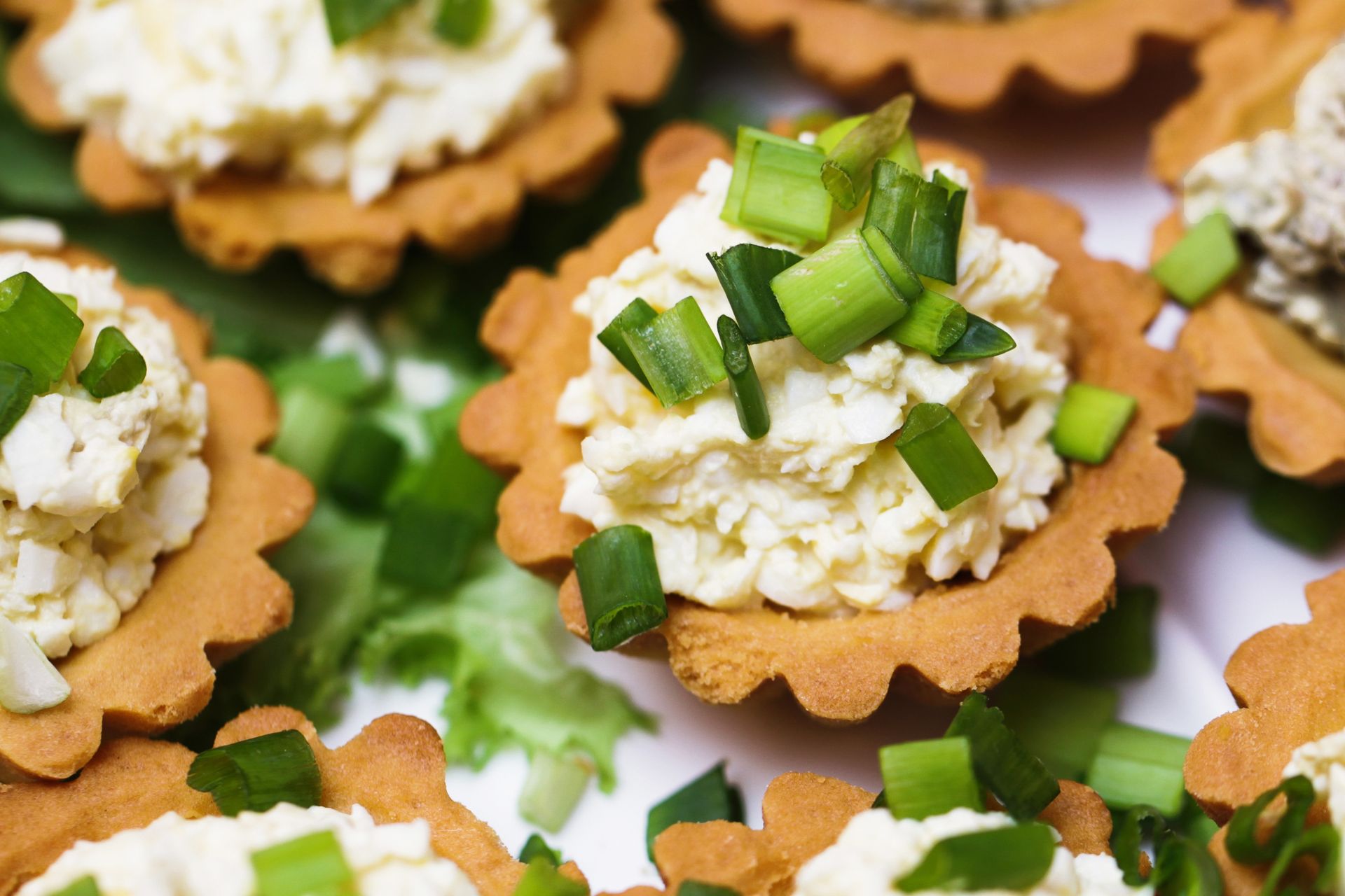 Pastę jajeczną podaj na kruchym spodzie. Proste babeczki na Wielkanoc