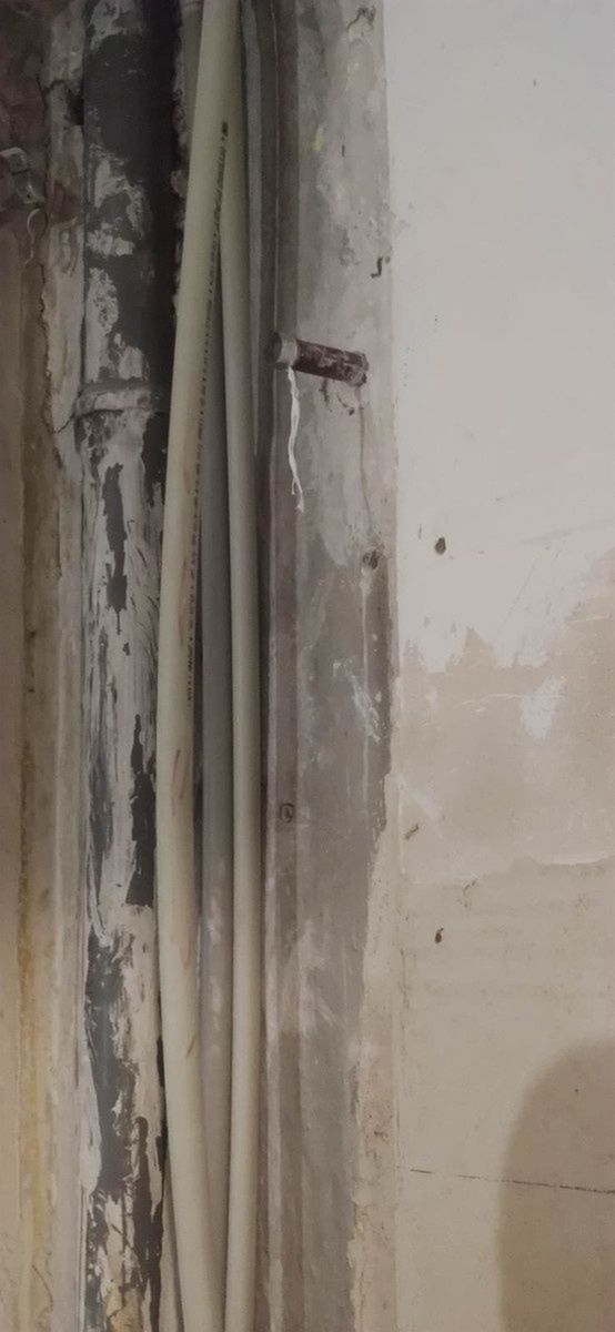 Zniszczona instalacja gazowa z wyciętą rurką