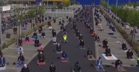 Parking pod Ikeą wypełnił się muzułmanami. Setki osób