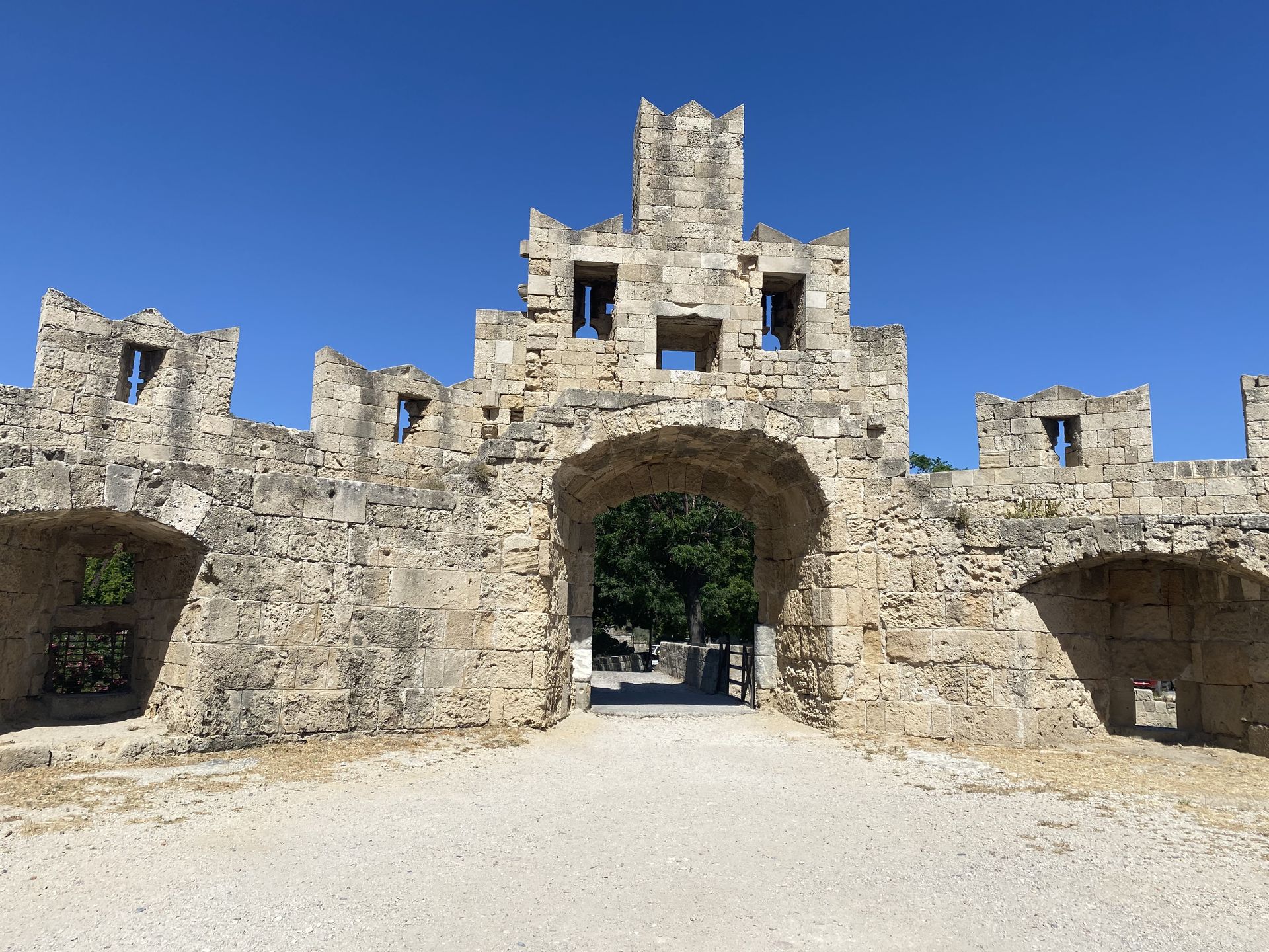 Na Rodos można podziwiać wiele budowli pamiętających czasy staro