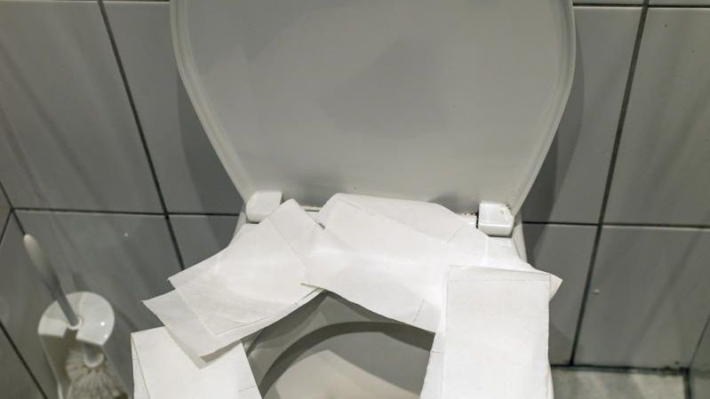 Nie przykrywaj deski w toalecie papierem toaletowym. To poważny błąd