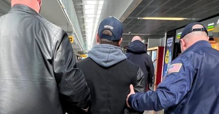 Już był na lotnisku. W ostatniej chwili cofnęła go policja