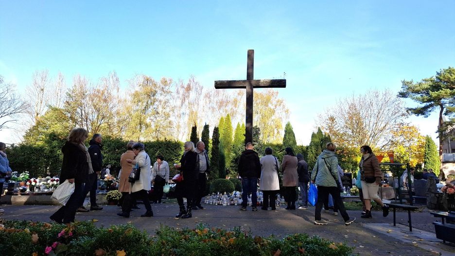 1 listopada na starym cmentarzu w Ustce.