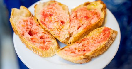 Hiszpanie nie marnują ani okruszka. Czerstwy chleb zamienia się w śniadanie jak z restauracji