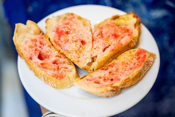 Hiszpanie nie marnują ani okruszka. Czerstwy chleb zamienia się w śniadanie jak z restauracji