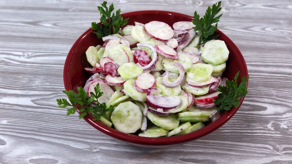 Mizeria z ogórków i rzodkiewki. Fot.: smakowitedania.com