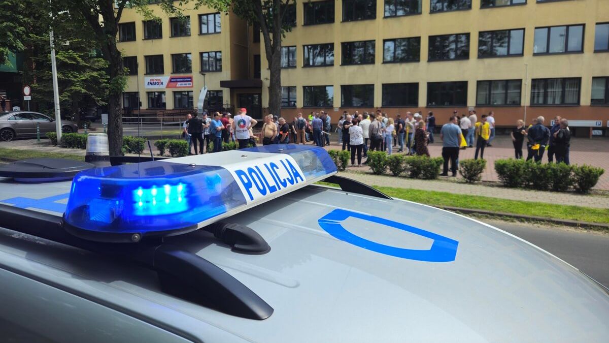 Pikieta pracowników przed siedzibą PGE Dystrybucja w Lublinie