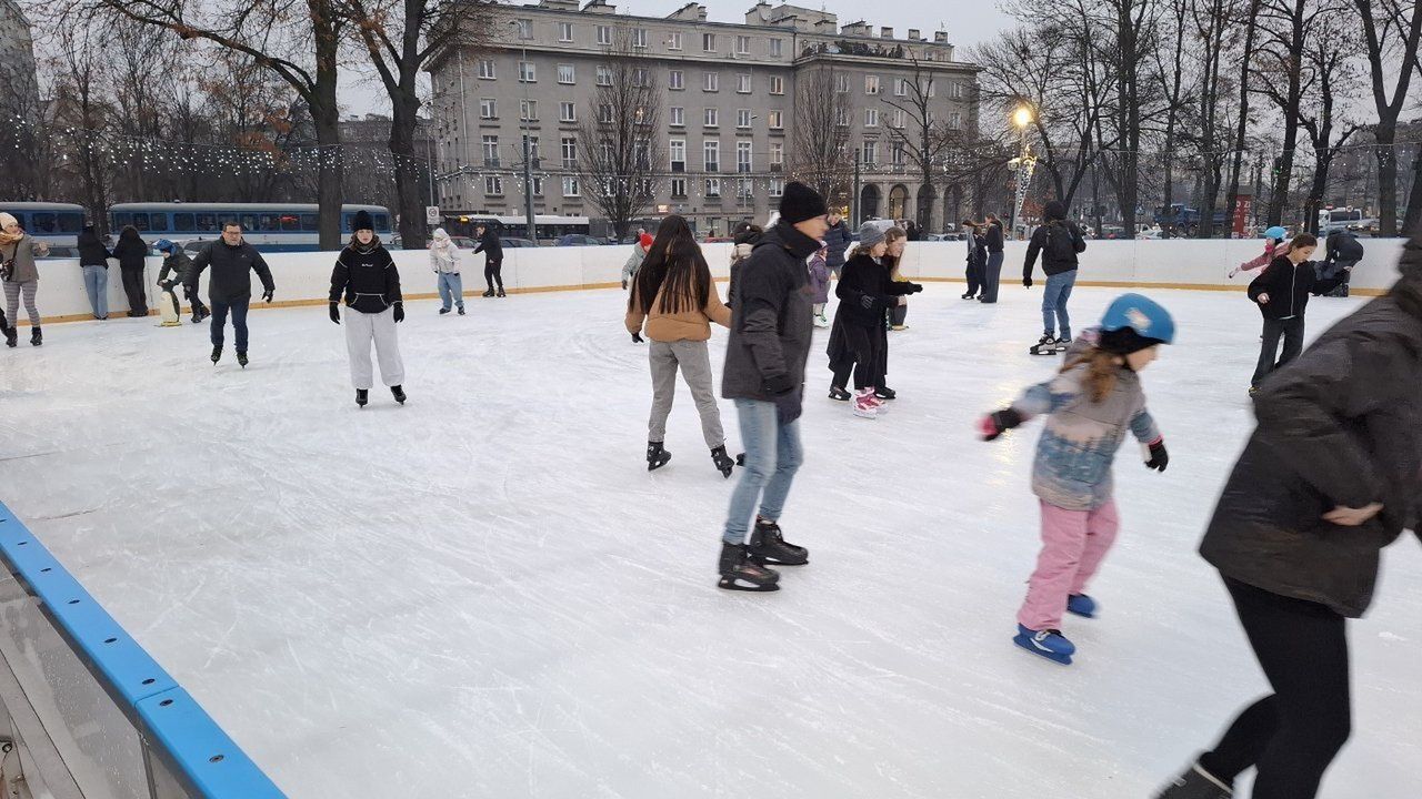 Lodowisko przy NCK w Nowej Hucie