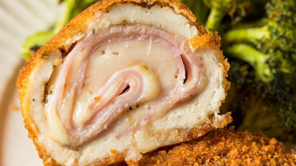 Zawijam w filet i panieruję. Te roladki są idealne na szybki obi