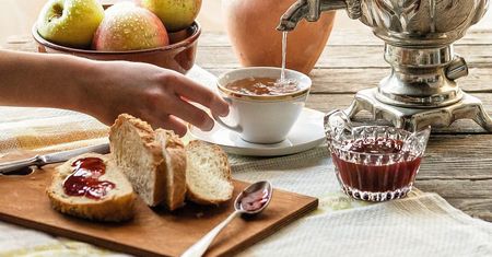 Przepis na konfiturę z czerwonej cebuli. Dodaj ją do mięs i serów