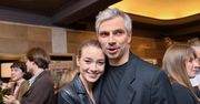 Jego żona jest o 20 lat młodsza. Właśnie podbija Netflixa