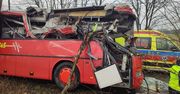 Autobus szkolny uderzył w drzewo. Poważny wypadek pod Szamotułami
