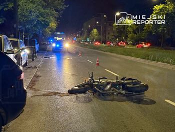 Zderzenie motocyklisty z autem na Żoliborzu. Kierujący motocyklem po spożyciu alkoholu i z podrobionym prawem jazdy. Kierowca osobówki uciekł