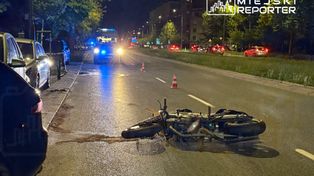 Zderzenie motocyklisty z autem na Żoliborzu. Kierujący motocyklem po spożyciu alkoholu i z podrobionym prawem jazdy. Kierowca osobówki uciekł