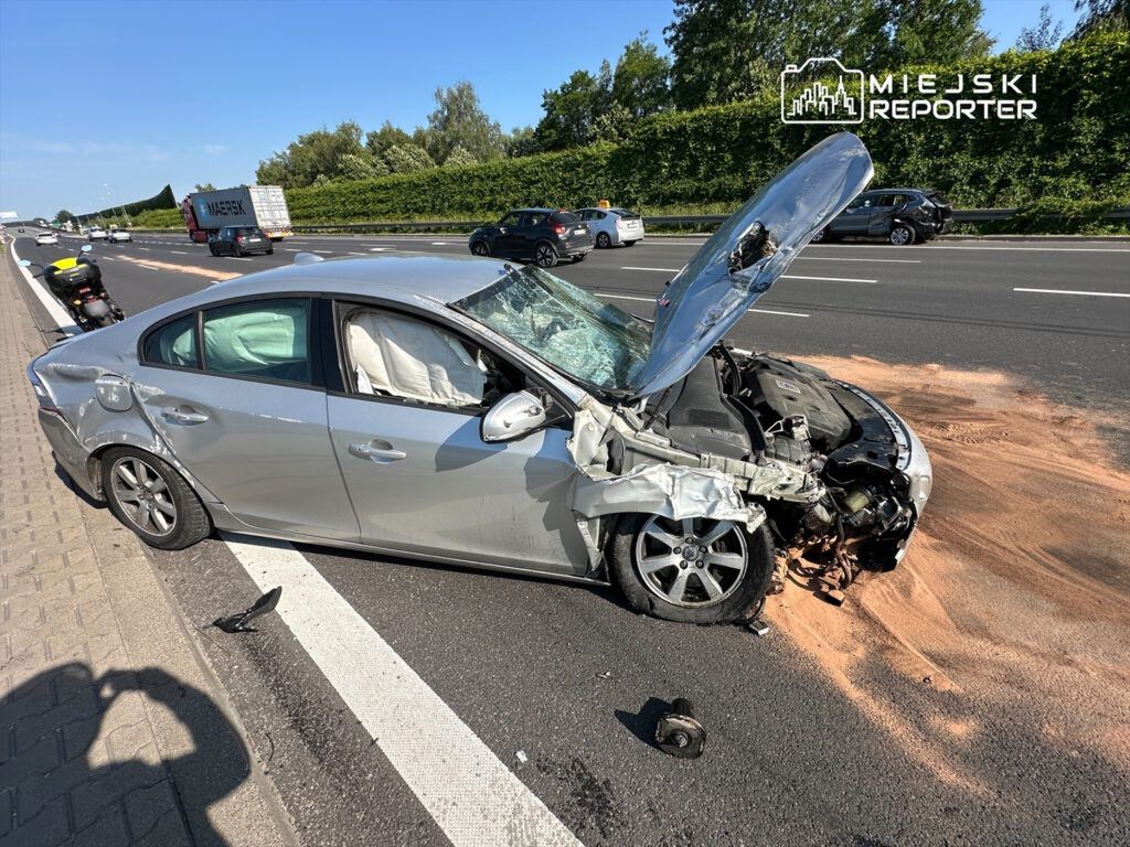 Groźne zderzenie na trasie S2. Volvo przewinęło się przez dach