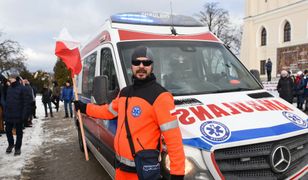 Przekonuje, że pandemii nie ma. Jest ratownikiem medycznym