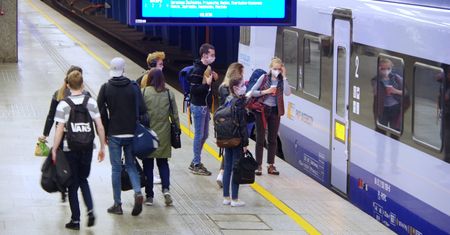 Koronawirus. Jak zarażamy się w pociągach? Naukowcy przeprowadzili analizę