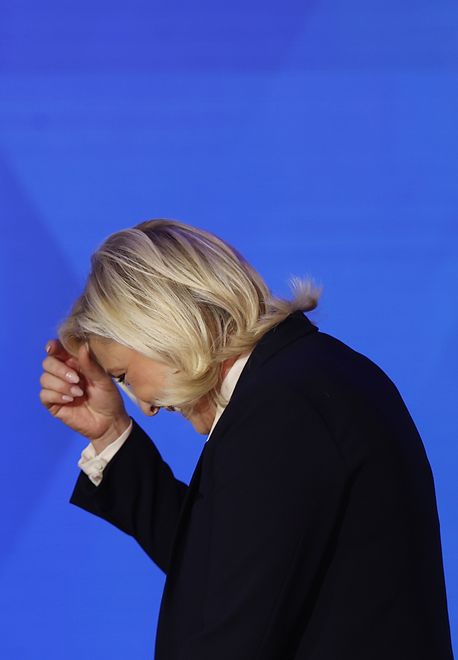 French presidential election candidate for the far-right Rassemblement National party candidate Marine Le Pen walks off stage after delivering a speech after being defeated in the second round of the French presidential elections at the Pavillon d'Armenonville in Paris, France, 24 April 2022. Emmanuel Macron defeated Marine Le Pen in the final round of France's presidential election, with exit polls indicating that Macron is leading with approximately 58 percent of the vote. EPA/IAN LANGSDON Dostawca: PAP/EPA.