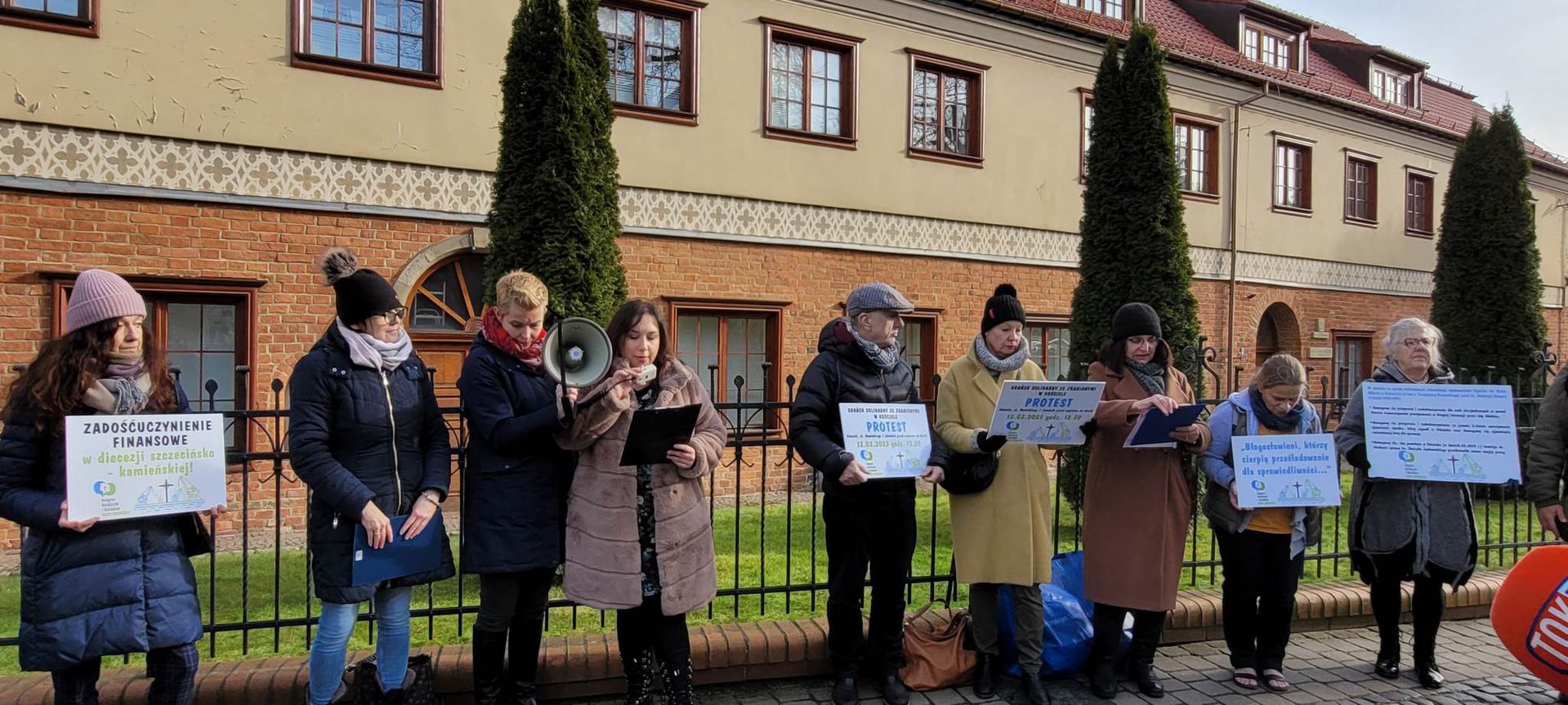 Protest działaczy Kongresu Katoliczek i Katolików przed gdańską kurią
