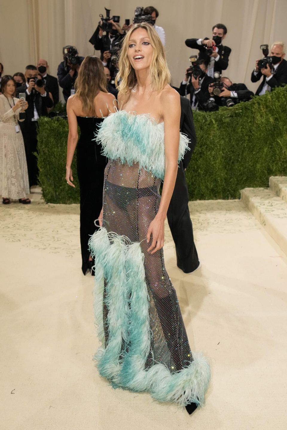 Gala MET 2021. Anja Rubik pokazuje bieliznę w kreacji Yves Saint Laurent