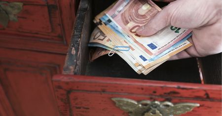 Znalazły fortunę w komodzie na ulicy. Takie dostały znaleźne
