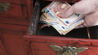 Znalazły fortunę w komodzie na ulicy. Oto co zrobiły z pieniędzmi