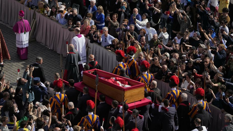 Cia?o papie?a Franciszka wystawione w Bazylice ?wi?tego Piotra
The ceremony with the Pope Francis' body, who will lie in state at St. Peter's Basilica for three days, pass through the crowd at the Vatican, Wednesday, April 23, 2025. (AP Photo/Gregorio Borgia)
Gregorio Borgia