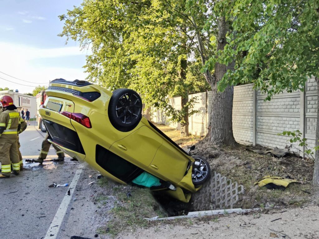Poważne zderzenie dwóch aut pod Wołominem. Audi dachowało, w Toyocie znajdował się zakleszczony kierowca